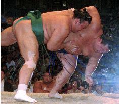 (2)Musashimaru blazes ahead, Kaio falls at Nagoya sumo